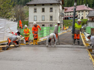 Brueckensanierung-in-berguen-neubau-der-fahrbahn-betonieren-glätten