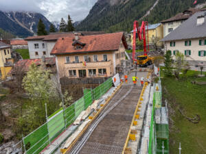 brueckensanierung-in-berguen-neubau-der-fahrbahn-betonieren-verteilerausleger