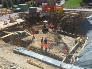 Hochbau-Neubau-Engadinerhaus-geruest-mauern-waendeschalen-betonieren